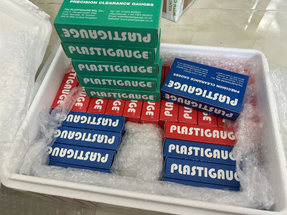 Các hộp Plastigauge PL-A đỏ, PL-B xanh dương và PL-C xanh lá trong hộp xốp vận chuyển từ UK